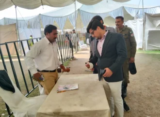 اسسٹنٹ کمشنر جھنگ کا سیلاب بحالی پروگرام سنٹر کا دورہ
