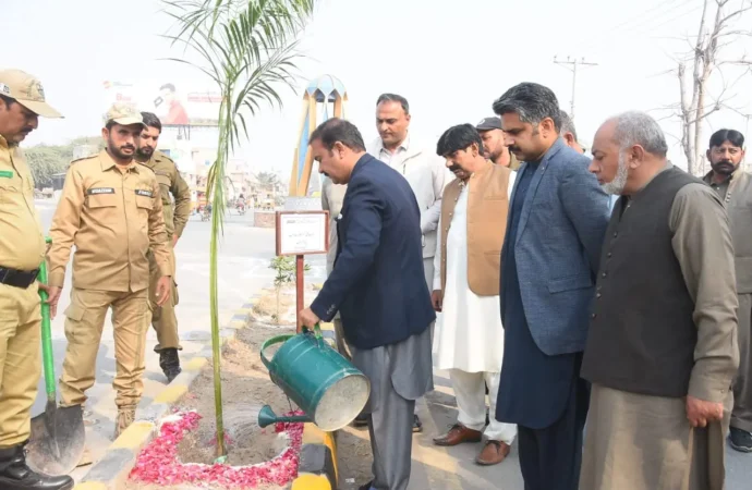ڈپٹی کمشنر علی اکبر بھنڈر نے اربن پلانٹیشن مہم کے حوالہ سے متعلقہ افسران کے ہمراہ بھکر روڈ پر پودے لگائے