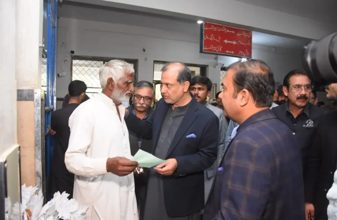 کمشنر فیصل آباد نے تحصیل اٹھارہ ہزاری میں ستھرا پنجاب کنٹریکٹر کو صفائی کی ناقص صورتحال پر 5 لاکھ روپے جرمانہ عائد کردیا۔