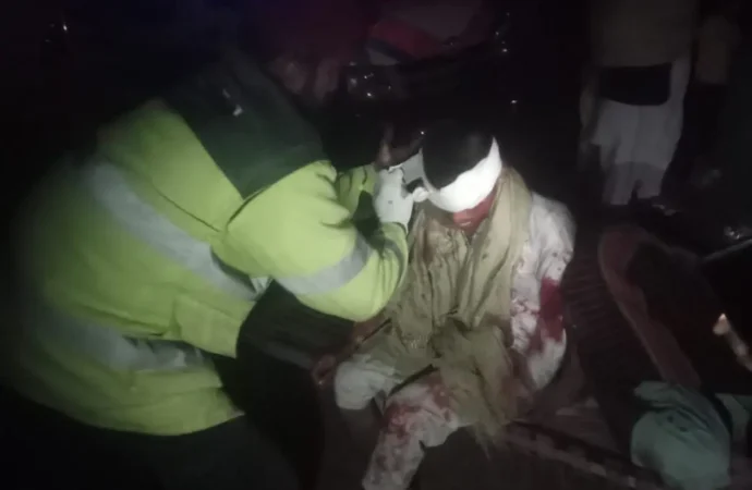 گڑھ موڑ بس کی موٹر سائیکل کو ٹکر، دو افراد زخمی ، ریسکیو