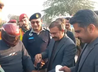 شہریوں میں موٹر سائیکل بیک ویو مررز، آگاہی میٹریل ، ریفلیکٹرز و دیگر اشیا مفت تقسیم