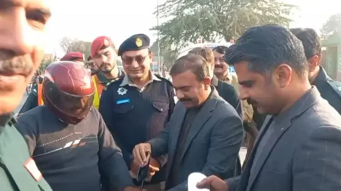 شہریوں میں موٹر سائیکل بیک ویو مررز، آگاہی میٹریل ، ریفلیکٹرز و دیگر اشیا مفت تقسیم