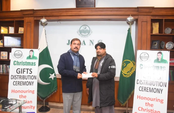 کرسمس کے موقع پر ضلع بھر کے 49 مستحق مسیحی خاندانوں میں مجموعی طور پر 7 لاکھ 35 ہزار روپے کے امدادی چیکس تقسیم
