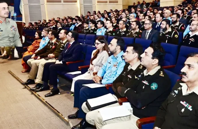 دشمن داخلی کمزوریوں سے فائدہ اٹھانے کے لیے غیر روایتی حربے استعمال کر رہا ہے، فیلڈ مارشل