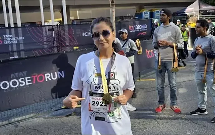دختر پاکستان مونا خان کا عالمی اعزاز، لندن میراتھن میں گینز ورلڈ ریکارڈ قائم کردیا