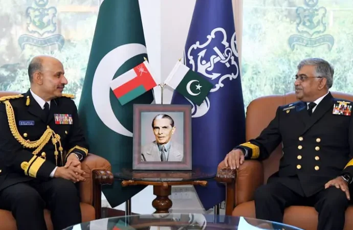 نیول چیف ایڈمرل نوید اشرف سے عمانی رائل نیوی کے ریئر ایڈمرل کی ملاقات