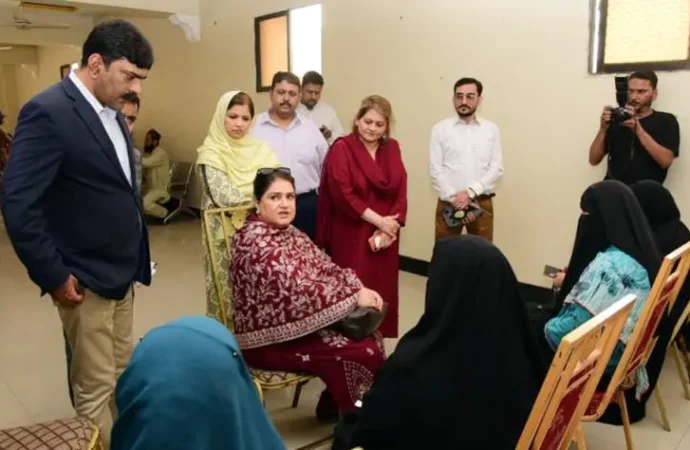 روبینہ خالد کا کراچی میں بی آئی ایس پی دفاتر کا دورہ