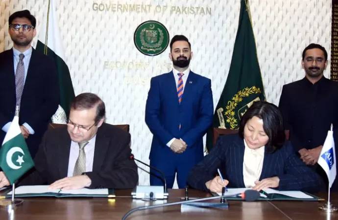 پاکستان اور ایشیائی ترقیاتی بینک کے درمیان موسمیاتی شعبے میں دو معاہدوں پر دستخط