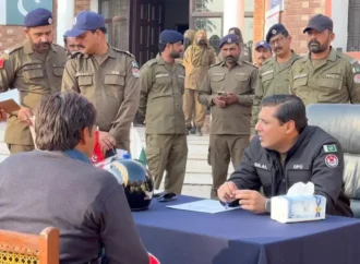 ڈسٹرکٹ پولیس آفیسر جھنگ کیپٹن (ر) بلال افتخار کیانی نے آج تھانہ موچیوالا میں کھلی کچہری منعقد کی