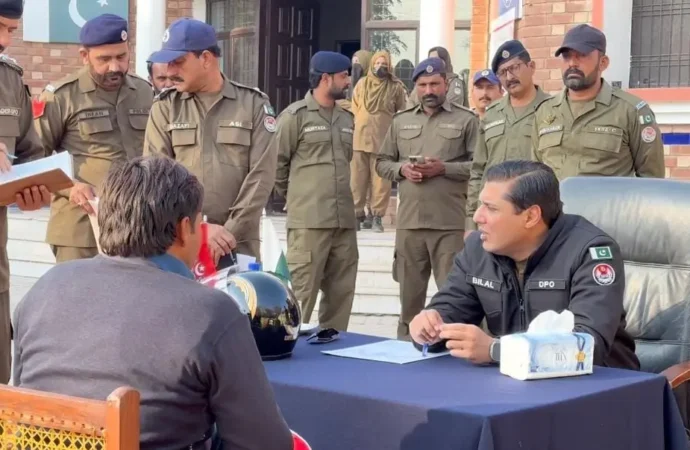 ڈسٹرکٹ پولیس آفیسر جھنگ کیپٹن (ر) بلال افتخار کیانی نے آج تھانہ موچیوالا میں کھلی کچہری منعقد کی