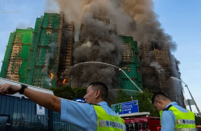 ہانگ کانگ میں آگ لگنے سے ہلاک ہونے والوں کے لیے تعزیتی تقریبات