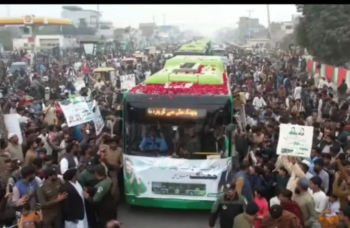 جھنگ میں گرین بس سروس کا افتتاح کردیا گیا، 3 روٹس پر 30 بسز چلیں گئی، صوبائی وزراء رانا سکندر حیات اور بلال اکبر خان نے افتتاح کیا