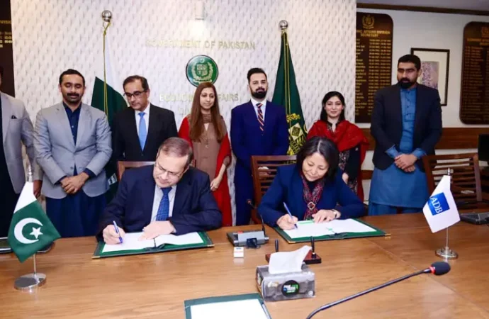 پاکستان اور ایشیائی ترقیاتی بینک کے درمیان 73 کروڑ ڈالر کے دو منصوبوں کے معاہدے