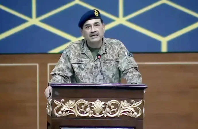 افغانستان کو فتنہ الخوارج اور پاکستان میں سے کسی ایک کا انتخاب کرنا ہوگا، فیلڈ مارشل