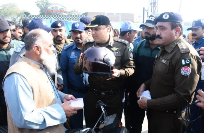 ٹریفک قوانین سے آگاہی اور حادثات میں کمی لانے کے لیے جھنگ پولیس کی خصوصی مہم بھرپور انداز میں جاری ہے۔