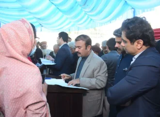 ریونیو عوامی خدمت سروسز کے پہلے روز ڈپٹی کمشنر علی اکبر بھنڈرنے شہریوں کی درخواستوں کی سماعت کی