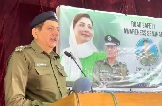 جھنگ پولیس کا گورنمنٹ گریجویٹ کالج میں ٹریفک آگاہی سیمینار کا انعقاد