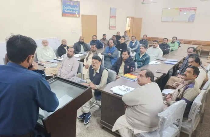 ٹریننگ سنٹر فیسکیو دفتر چنیوٹ موڑ میں ٹریفک قوانین کی خلاف ورزیوں پر نئے آرڈینینس کے حوالے سے ٹریفک آگاہی سیمینار کا انعقاد ۔