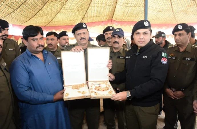 جھنگ پولیس نے ماہ اکتوبر اور نومبر میں 17 کریمنل گینگز کے 39 ارکان گرفتار، 2 کروڑ 89 لاکھ روپے سے زائد مالِ مسروقہ برآمد کرلیا