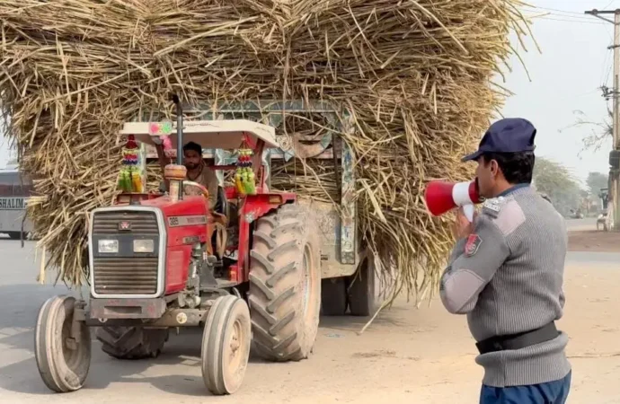 شدید دھند کے پیشِ نظر ٹریفک پولیس کی جانب سے ٹریفک ایڈوائزری جاری