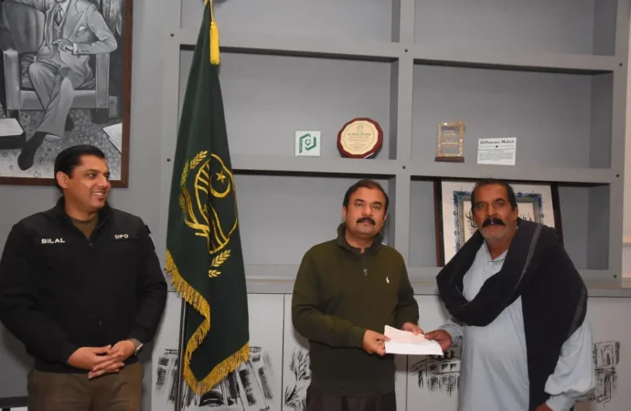 ضلعی انتظامیہ کی جانب سے گنے کے کاشتکاروں کو شکر گنج شوگر ملز سے بقیہ رقوم کی بروقت ادائیگی کو فوری طور پر یقینی بنایا جا رہا ہے