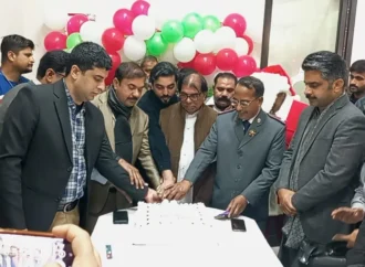 ڈپٹی کمشنر  نے دیگر ضلعی افسران کے ہمراہ ڈی ایچ کیو ہسپتال میں مسیحی ملازمین کے ساتھ کرسمس کا کیک کاٹا