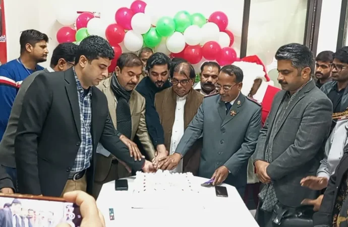 ڈپٹی کمشنر  نے دیگر ضلعی افسران کے ہمراہ ڈی ایچ کیو ہسپتال میں مسیحی ملازمین کے ساتھ کرسمس کا کیک کاٹا