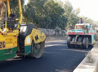 ڈپٹی کمشنر علی اکبر بھنڈر نے ایڈمنسٹریٹر میونسپل کمیٹی جھنگ کے ہمراہ گوجرہ روڈ پر اسفالٹ بچھانے کے جاری کام کا معائنہ کیا