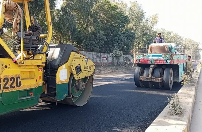 ڈپٹی کمشنر علی اکبر بھنڈر نے ایڈمنسٹریٹر میونسپل کمیٹی جھنگ کے ہمراہ گوجرہ روڈ پر اسفالٹ بچھانے کے جاری کام کا معائنہ کیا