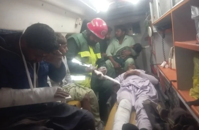 کوڑے والا موٹر سائیکل تیز رفتاری کے باعث ٹریکٹر ٹرالی سے تکرا گیا 3 افراد زخمی، ریسکیو