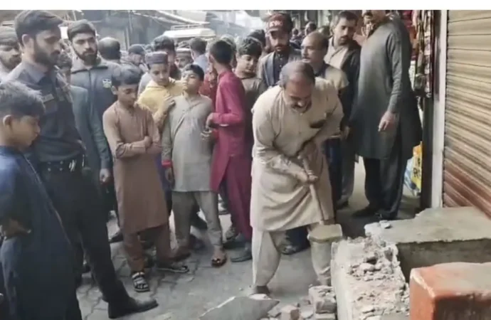 پیرا فورس کی جانب سے کھتیاں والا اور ریلبازار میں دوکانوں کے سامنے غیر قانونی تھڑوں کا خاتمہ کردیا گیا