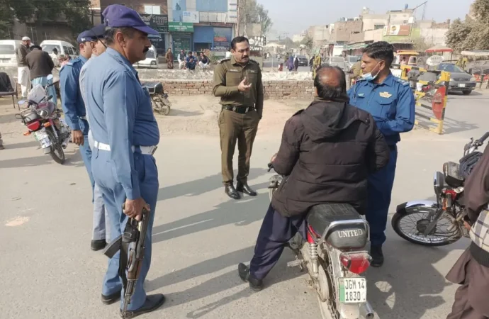 جھنگ میں ہیلمٹ کی قیمتوں کئی گنا اضافہ،ایک ہیلمٹ کی قیمت 3500 تک پہنچ گئی