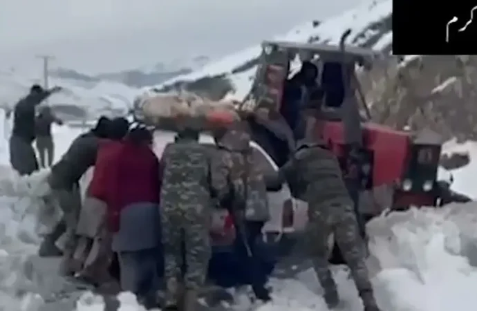 بارش،برفباری،ضلع اورکزئی اورکرم میں پاک فوج کی امدادی کارروائیاں جاری