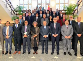 نائب وزیراعظم کا بیجنگ میں پاکستان کے سفارت خانے کا دورہ