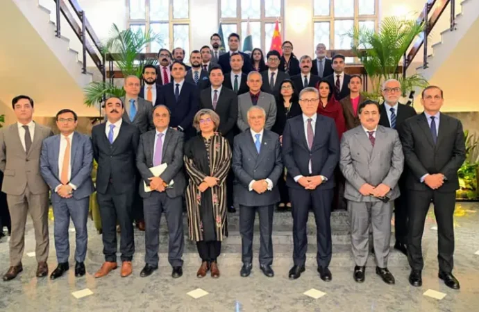 نائب وزیراعظم کا بیجنگ میں پاکستان کے سفارت خانے کا دورہ