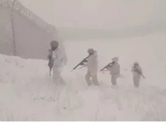 شدید سرد موسم میں پاک فوج کے جوان سرحدوں پر سیسہ پلائی دیوار بنے کھڑے ہیں