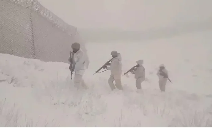 شدید سرد موسم میں پاک فوج کے جوان سرحدوں پر سیسہ پلائی دیوار بنے کھڑے ہیں