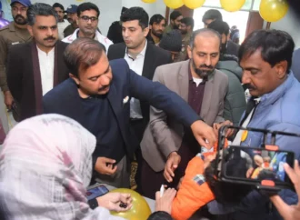 ڈپٹی کمشنر نے ڈی ایچ کیو ہسپتال میں پانچ سال تک کی عمر کے بچوں کو پولیومرض سے بچاﺅ کی ویکسین پلا کر چار روزہ انسداد پولیو مہم کا افتتاح کیا۔