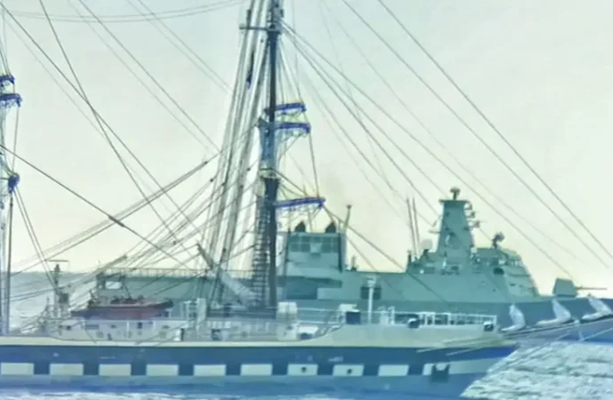 پاک بحریہ کے بحری جہازوں پر مشتمل فلوٹیلا کا بیرون ملک تعیناتی کے دوران عمان کا دورہ