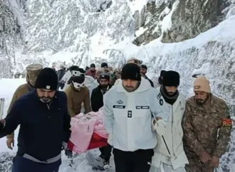 وادی لیپہ میں برفباری، پاک فوج کا بروقت کامیاب ہیلی ریسکیو آپریشن