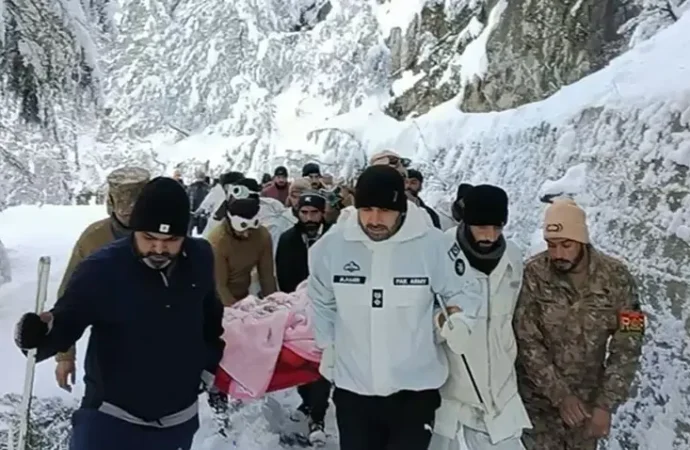 وادی لیپہ میں برفباری، پاک فوج کا بروقت کامیاب ہیلی ریسکیو آپریشن