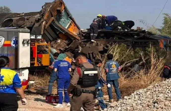 تھائی لینڈ میں کرین اور تیز رفتار ٹرین کے درمیان تصادم، 22افراد ہلاک