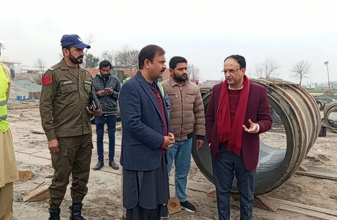 ڈپٹی کمشنر علی اکبر بھنڈر نے واسا کی جانب سے قائم پائپ بنانے والی فیکٹری کا دورہ کیا۔