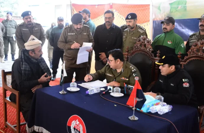 آر پی او فیصل آباد سہیل اختر سکھیرا کا دورہ جھنگ کھلی کچہری، کرائم میٹنگ اور شہریوں کی سہولت کیلئے اہم اقدامات