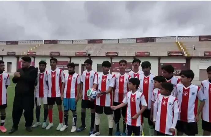 بلوچستان میں کھیلوں کے فروغ کی جانب تاریخی قدم، کوئٹہ میں فٹبال تربیتی کیمپ جاری