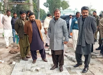 ڈپٹی کمشنر علی اکبر بھنڈر نے گوجرہ روڈ بائی پاس پر ویٹنگ شیڈز کی تعمیر کے کام کا جائزہ لیا