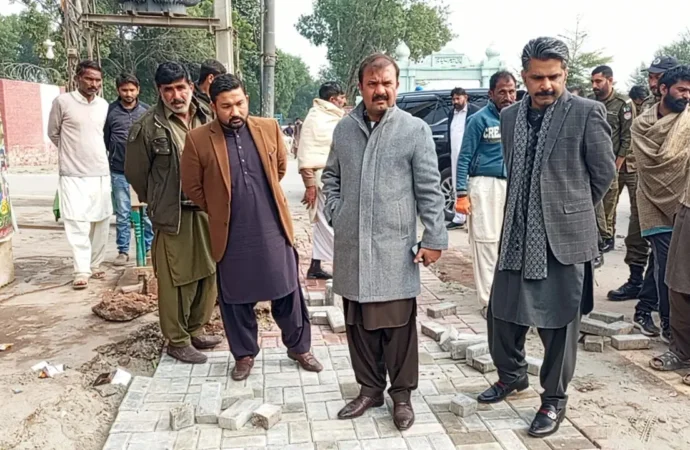 ڈپٹی کمشنر علی اکبر بھنڈر نے گوجرہ روڈ بائی پاس پر ویٹنگ شیڈز کی تعمیر کے کام کا جائزہ لیا