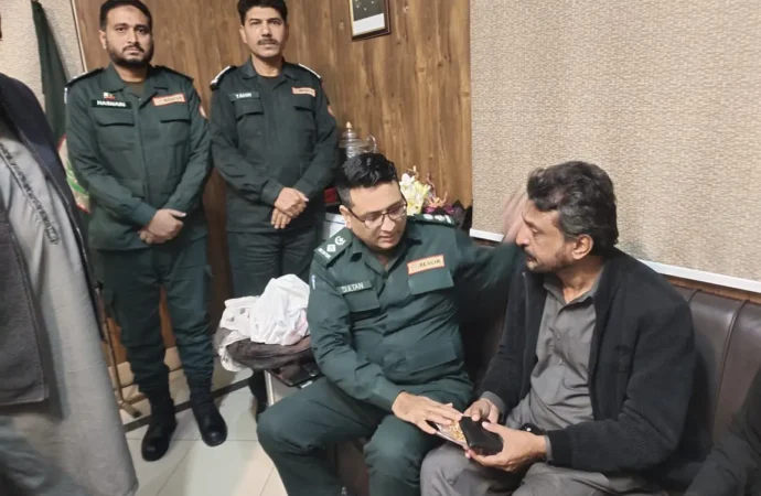 ریسکیو 1122 کی ایمانداری کی روشن مثال  حادثے میں ملنے والا لاکھوں کا سونا ورثاء کے حوالے