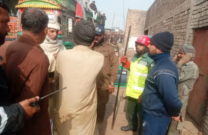 فیصل آباد روڈ جھنگ پر واقع نادرا دفتر کے قریب خنزیر کی موجودگی، ریسکیو 1122 کی بروقت کارروائی