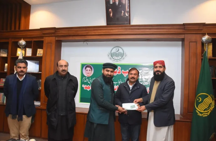پنجاب کا پہلا اعزازیہ کارڈ برائے آئمہ مساجد صاحبان باقاعدہ طور پر لانچ کر دیا گیا